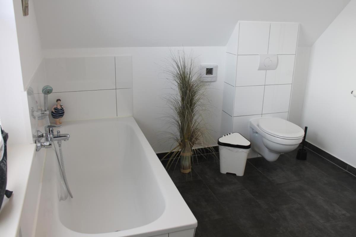 Ferienhaus De Niege Leive Born Bagian luar foto